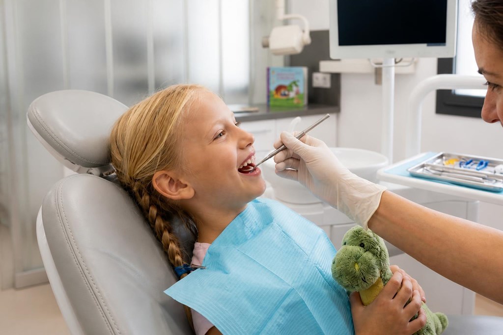 Foto 1 Así cuidamos su sonrisa: revisiones odontopediátricas infantiles en Marín