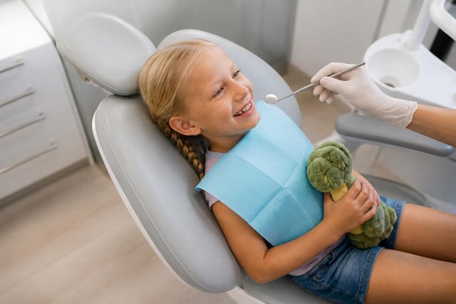 Así cuidamos su sonrisa: revisiones odontopediátricas infantiles en Marín - Imagen 1
