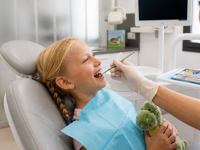 Así cuidamos su sonrisa: revisiones odontopediátricas infantiles en Marín