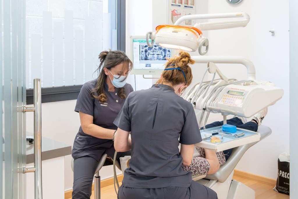 Foto 1 Frene la pérdida dental: tratamiento de periodontitis en Marín