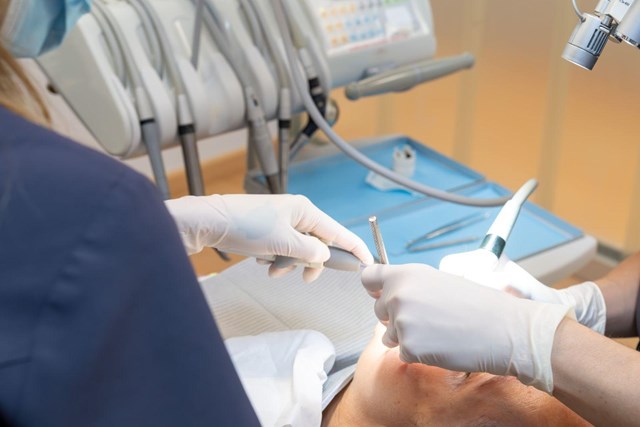 Frene la pérdida dental: tratamiento de periodontitis en Marín - Imagen 1