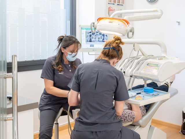 Frene la pérdida dental: tratamiento de periodontitis en Marín