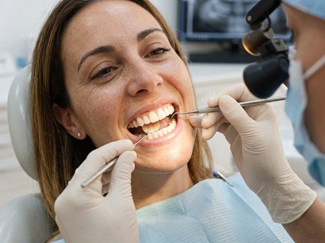 Logre una sonrisa uniforme con carillas de composite inyectadas en Marín - Imagen 1