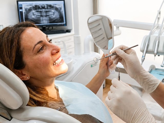 Logre una sonrisa uniforme con carillas de composite inyectadas en Marín