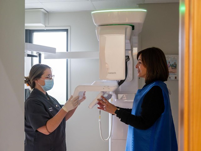 Precisión digital: cirugía guiada en implantología dental en Marín