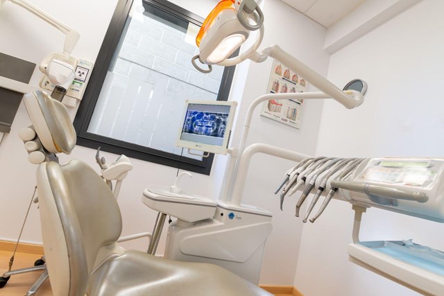 Prevenga problemas bucales con revisiones y limpiezas dentales en Marín - Imagen 1