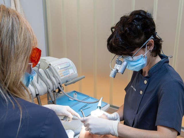 Prevenga problemas bucales con revisiones y limpiezas dentales en Marín