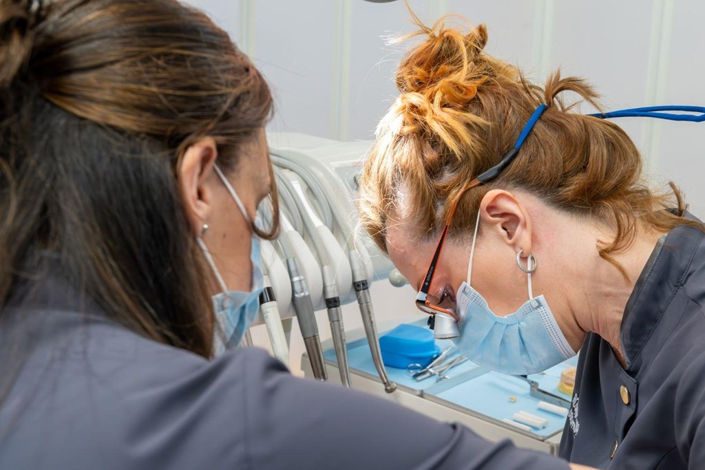 Foto 1 Recupere su sonrisa: blanqueamiento dental profesional en Marín