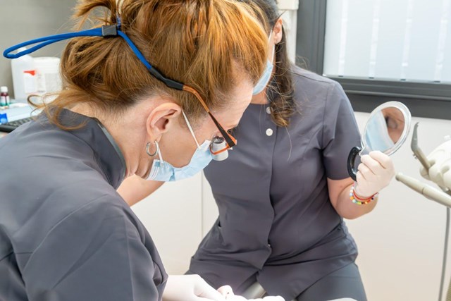 Recupere su sonrisa: blanqueamiento dental profesional en Marín - Imagen 1