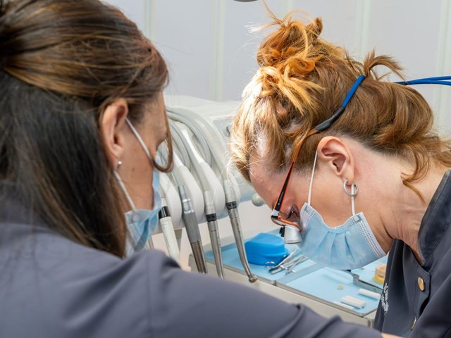 Recupere su sonrisa: blanqueamiento dental profesional en Marín