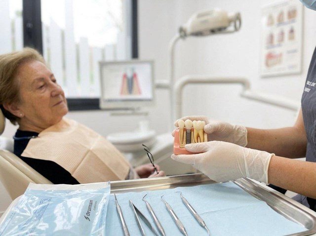 Recupere su sonrisa con implantes dentales Straumann en Marín - Imagen 1