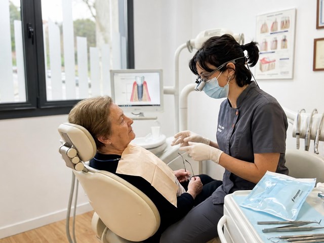 Recupere su sonrisa con implantes dentales Straumann en Marín