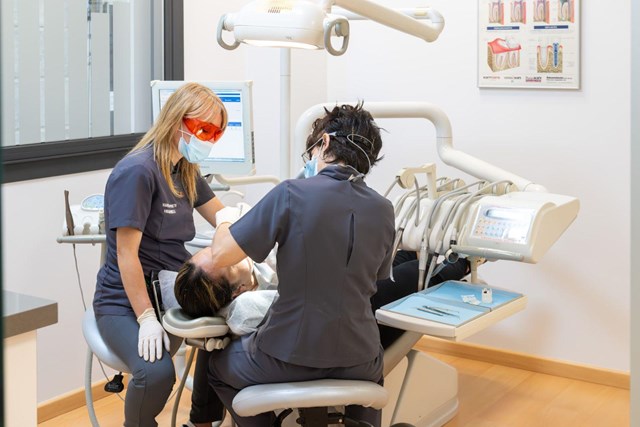 Recupere su sonrisa con reconstrucciones dentales en Marín - Imagen 1