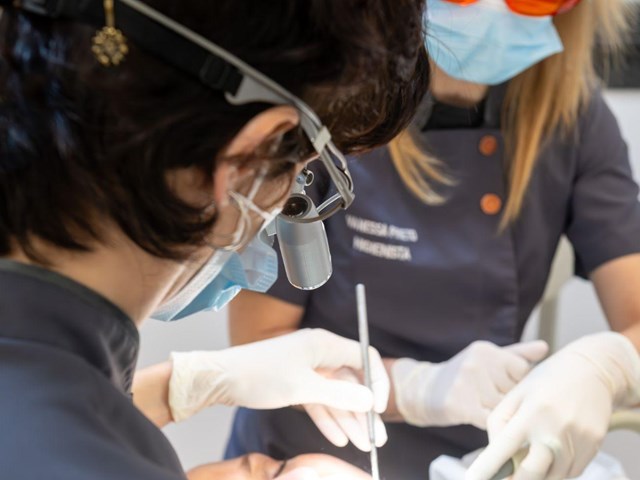 Recupere su sonrisa con reconstrucciones dentales en Marín